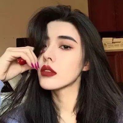 读爱情小说的老人